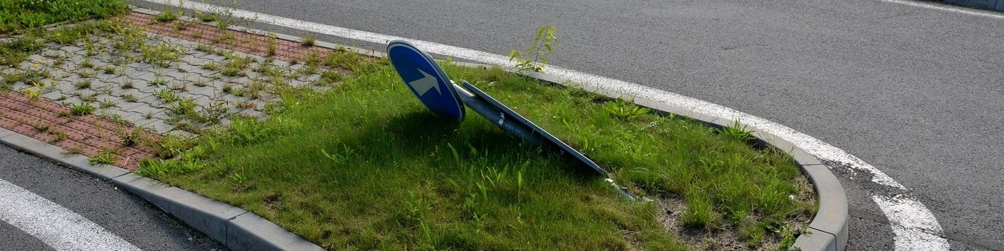 Kaputtes Straßenschild
