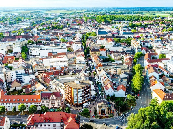 Stadttor mit umlaufender Straße aus der Vogelperspektive