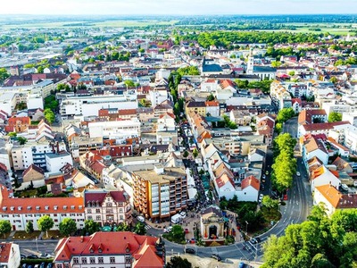 Stadttor mit umlaufender Straße aus der Vogelperspektive
