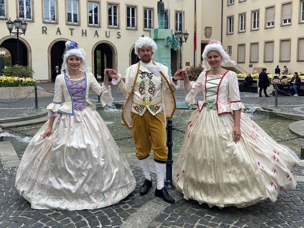 3 Personen in historischen Kostümen